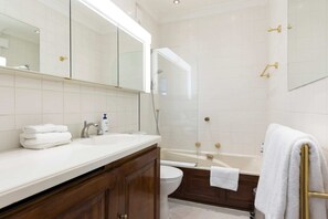 Studio (0 Bedroom) | Bathroom