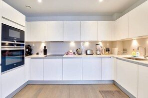 Fridge, microwave, oven, dishwasher - Modern 2bed Apt W/balcony in Kings Cross (London)
