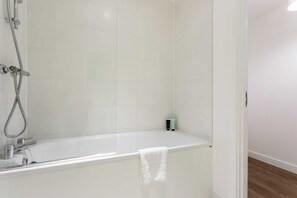 Apartment (1 Bedroom) | Bathroom | Bathtub, free toiletries, hair dryer, towels - Modern 1 Bedroom Apartment Near Canary Wharf With Balcony (London)