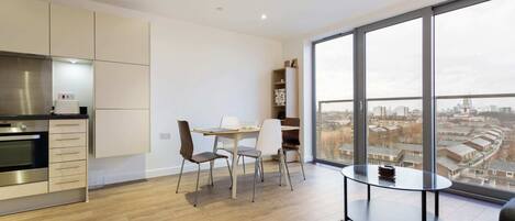 Apartamento (1 Bedroom) | Cozinha privada | Geladeira, micro-ondas, fogão, cooktop