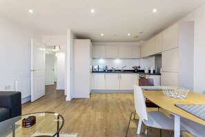 Apartment (1 Bedroom) | Eigene Küche | Kühlschrank, Mikrowelle, Ofen, Herdplatte