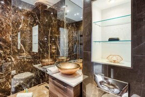Regadera, amenidades de baño gratuitas, secadora de cabello, toallas