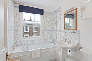 Apartment (2 Bedrooms) | Bathroom | Free toiletries, hair dryer, towels, soap