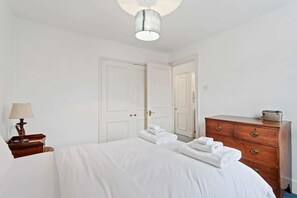 Lägenhet (2 Bedrooms) | 2 sovrum, arbetsyta för laptop, strykjärn/strykbräda och sängkläder
