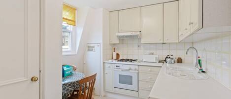 Apartment (2 Bedrooms) | Private kitchen | Fridge, microwave, oven, stovetop