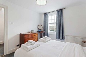 Lägenhet (2 Bedrooms) | 2 sovrum, arbetsyta för laptop, strykjärn/strykbräda och sängkläder