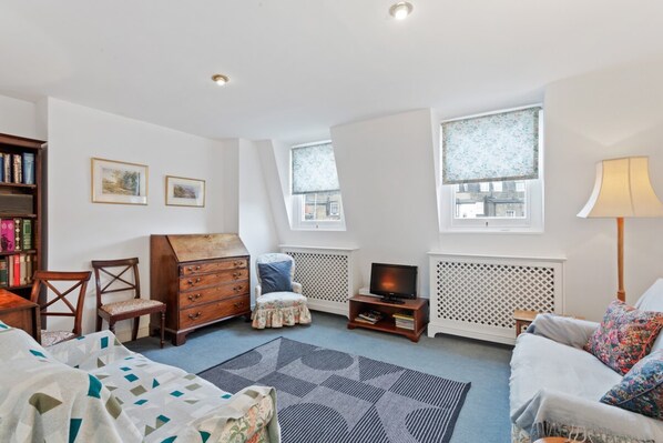 Apartment (2 Bedrooms) | Living room | 20-inch TV with digital channels