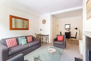 20-inch TV with digital channels - Modern 1bed in Sloane Square, Central London (London)