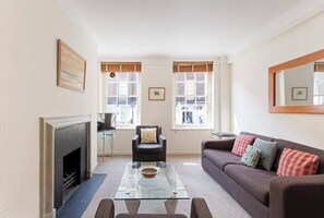 20-inch TV with digital channels - Modern 1bed in Sloane Square, Central London (London)