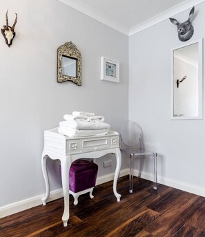 Leilighet (2 Bedrooms) | 2 soverom, skrivebord for bærbar PC og strykejern/-brett