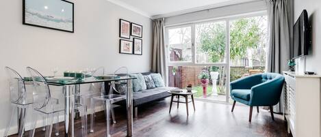 شقة (2 Bedrooms) | 2 عدّة غرف نوم ومساحة عمل للكمبيوتر المحمول ومكواة/لوح كي