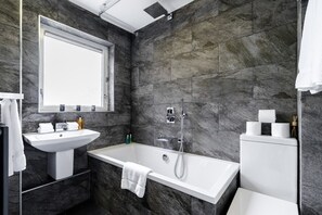 Apartemen (2 Bedrooms) | Kamar mandi | Perlengkapan mandi gratis, pengering rambut, handuk, dan sabun