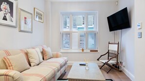 20-inch TV with satellite channels - Stunning 3-bed House W/terrace & Garden in Notting Hill (London)