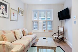 20-inch TV with satellite channels - Stunning 3-bed House W/terrace & Garden in Notting Hill (London)