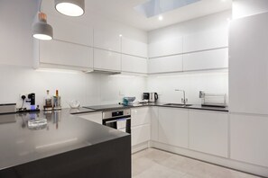 Lò nướng, máy rửa bát, lò nướng bánh mì, máy xay thực phẩm