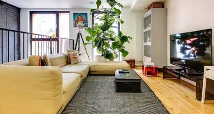 Stylish 2 bed 3 Storey House With Mezzanine