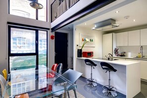 Fridge, microwave, oven, dishwasher - Stylish 2 bed 3 Storey House With Mezzanine (London)