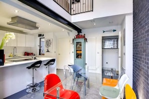 Fridge, microwave, oven, dishwasher - Stylish 2 bed 3 Storey House With Mezzanine (London)