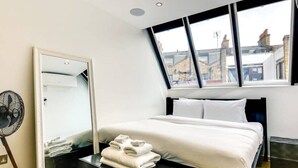 2 slaapkamers, een laptopwerkplek, een strijkplank/strijkijzer