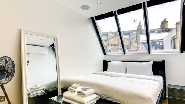 2 Schlafzimmer, laptopgeeigneter Arbeitsplatz, Bügeleisen/Bügelbrett
