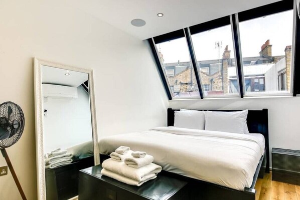 2 bedrooms, laptop workspace, iron/ironing board, free WiFi - Stylish 2 bed 3 Storey House With Mezzanine (London)