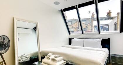 Stylish 2 bed 3 Storey House With Mezzanine