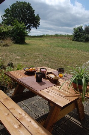 Outdoor dining - Peaceful Detached Cottage Studio French Countryside Private Garden Nature Lovers (champagne mouton)