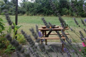 Outdoor dining - Peaceful Detached Cottage Studio French Countryside Private Garden Nature Lovers (champagne mouton)