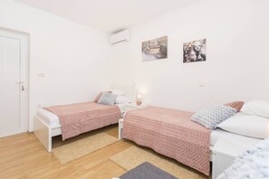 Casa | 2 quartos, ferros/tábuas de passar roupa, roupa de cama