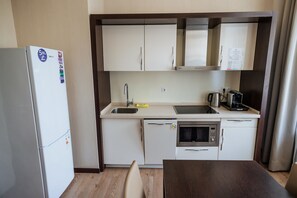 Apartamento standard | Cozinha privada | Geladeira grande, micro-ondas, cooktop, lava-louças
