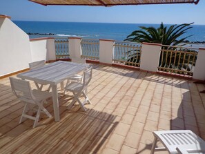 Outdoor dining - THE TERRACES APARTMENTS ON SEA- Apartment D (Ribera)