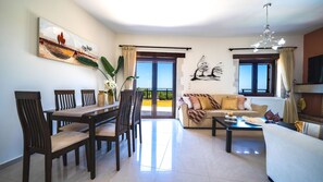 Comfort-Villa | Essbereich im Zimmer