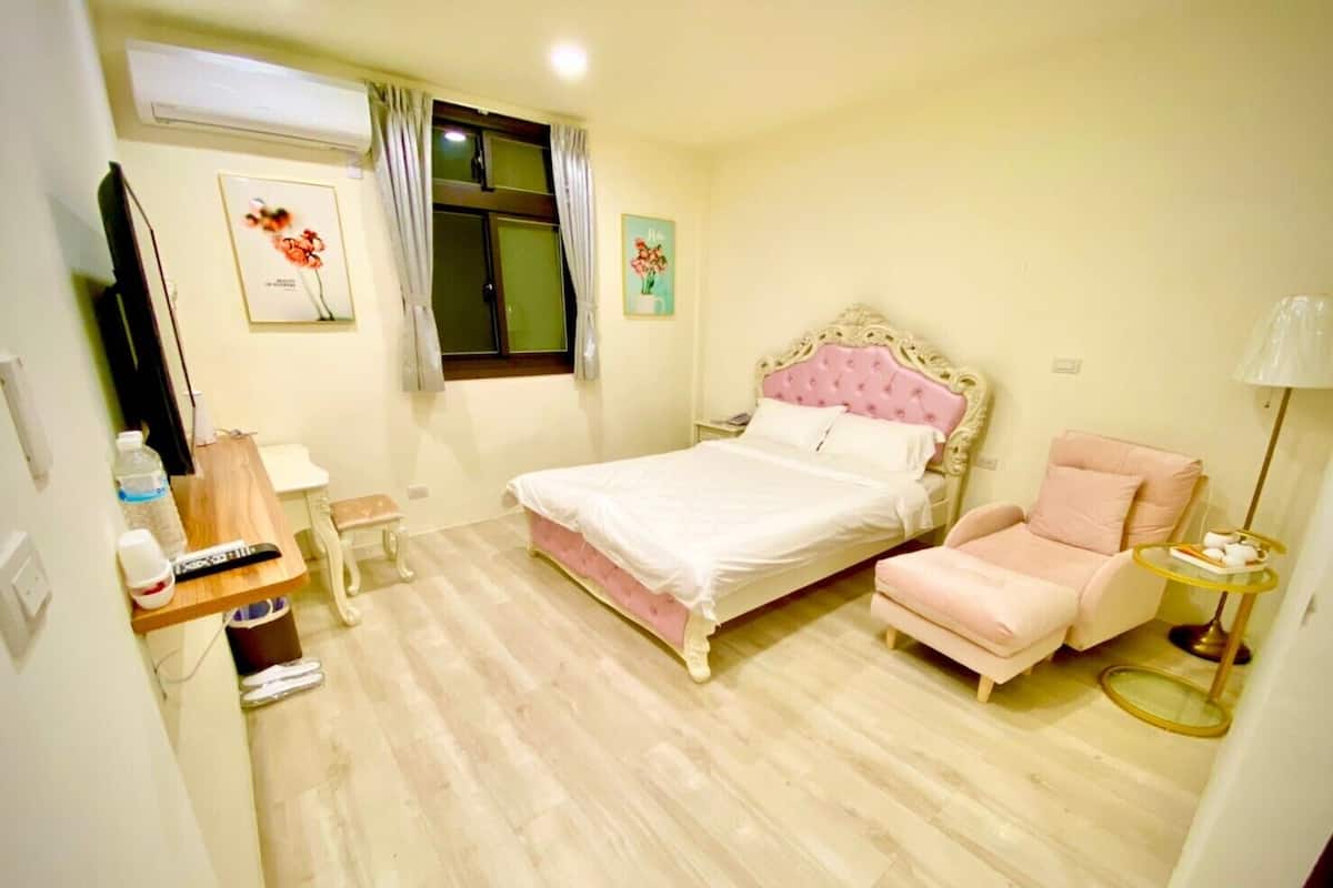 Blackout curtains, free WiFi, bed sheets