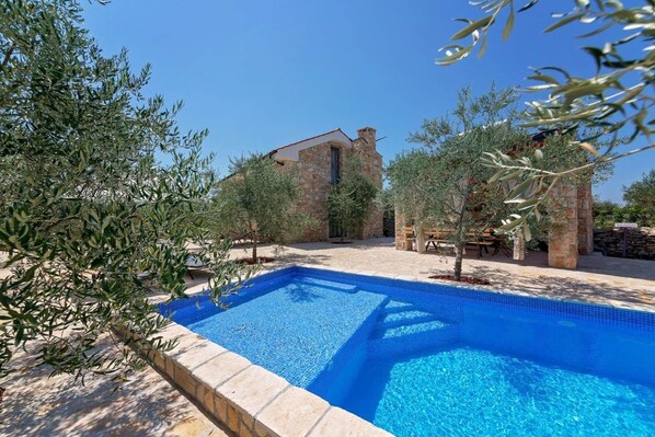 Una piscina al aire libre
