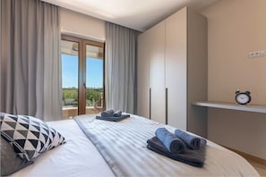 3 habitaciones, tabla de planchar con plancha y ropa de cama