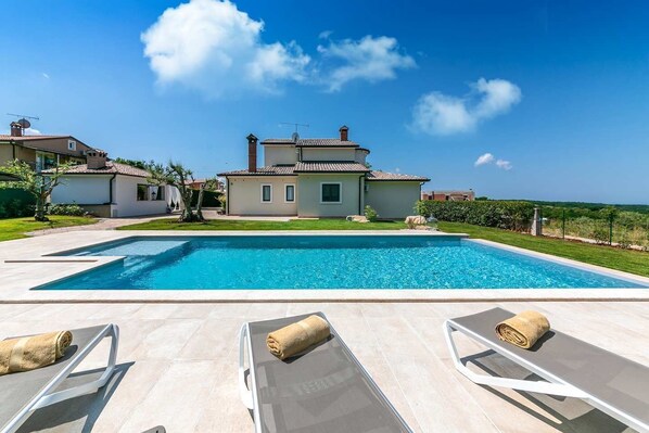 Una piscina al aire libre