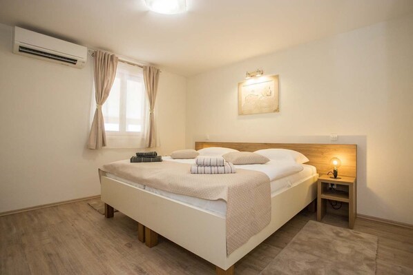 1 habitación, tabla de planchar con plancha y ropa de cama