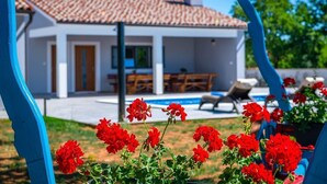 Front of property - Villa Nela (Rasa)