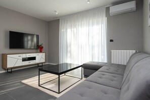 Vila | Sala de estar | TV, lareira