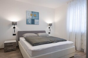 3 habitaciones, tabla de planchar con plancha y ropa de cama 