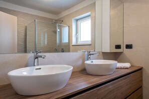 Villa | Bathroom