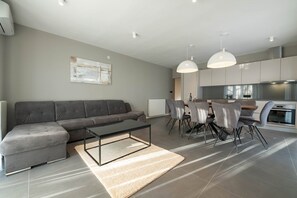 3 habitaciones, tabla de planchar con plancha y ropa de cama 