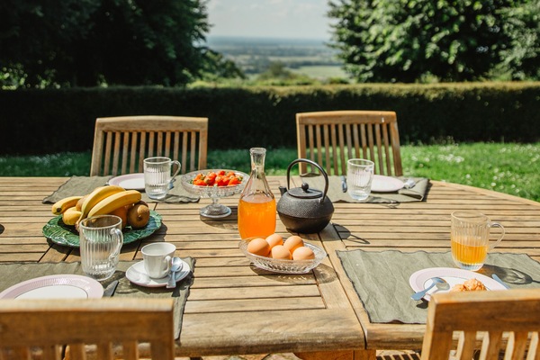 Petit déjeuner sur la terrasse - 📸 Emilie Guelpa