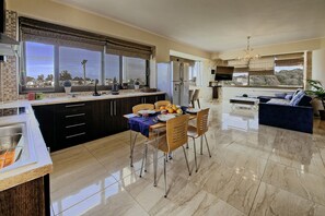 Comfort Villa | Private kitchen