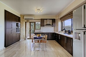 Private kitchen - Villa Mirsini - Stone Villa Close to the Beach (Apokoronas)