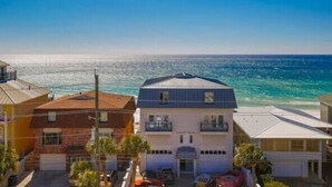 Un área residencial costera con casas que dan al océano.