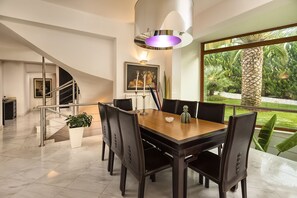 Luxury-Villa | Essbereich im Zimmer