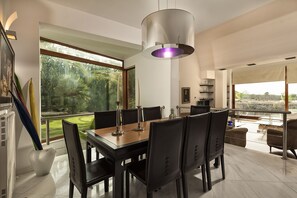 Luxury-Villa | Essbereich im Zimmer