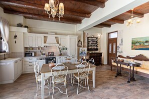 Comfort apartman | Étkezés a szobában