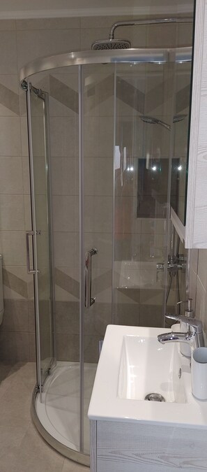 Douche, sèche-cheveux, serviettes fournies, savon